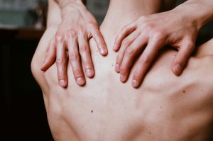 Contracturi Musculare Toracale: Scapă de Durerea între Omoplați
