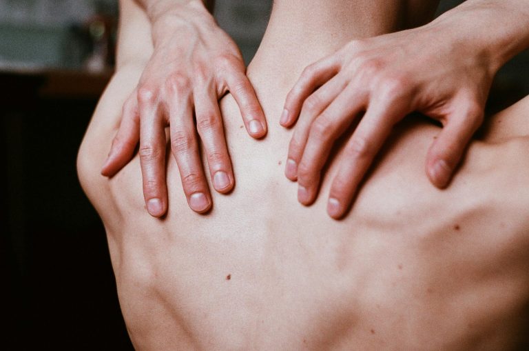 Contracturi Musculare Toracale: Scapă de Durerea între Omoplați