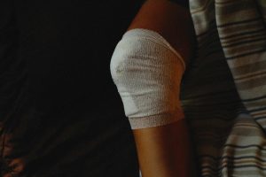 Recuperarea după Proteza de Genunchi: Ghid pentru Flexie Completă