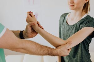 Bursita Olecraniană: Tratament Modern pentru Umflătura Cotului