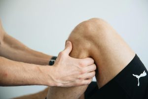 Masajul Terapeutic pentru Genunchi: Redobândește Mobilitatea și Elimină Disconfortul