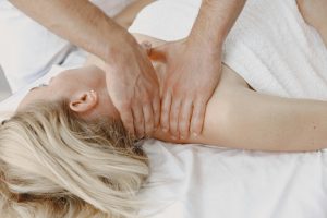 Masajul Terapeutic în Recuperarea Postoperatorie și Post-Traumatică: Calea ta spre Refacerea Completă