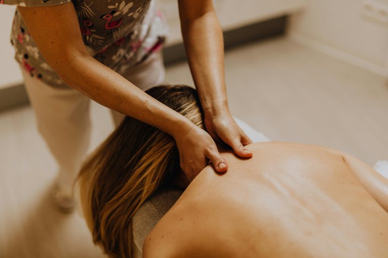 Masajul Terapeutic Cervical: Soluția Eficientă pentru Eliminarea Tensiunii și Redobândirea Mobilității