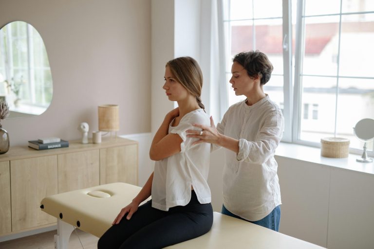 Osteopatia pentru durerile cervicale: Soluția pentru un gât flexibil și fără tensiune