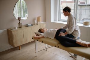 Osteopatia pentru Coloana Lombară: Soluția naturală pentru un spate fără dureri